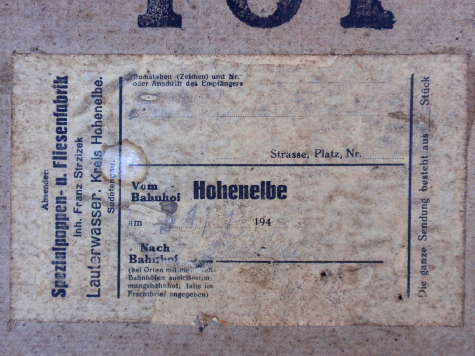 karton z vrchu palety půdovek-kterým byly od války přikryté-doručovací adresa Freiheit-Svoboda nad úpou-sudetengau
